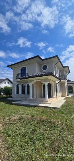 Casă individuală cu 6 camere cu Teren 1042 Mp în Central