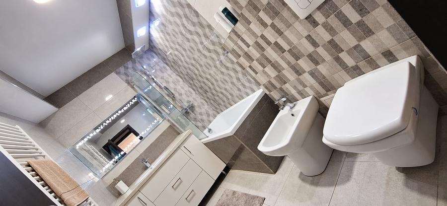 Apartament cu 3 camere semidecomandat în Tractorul