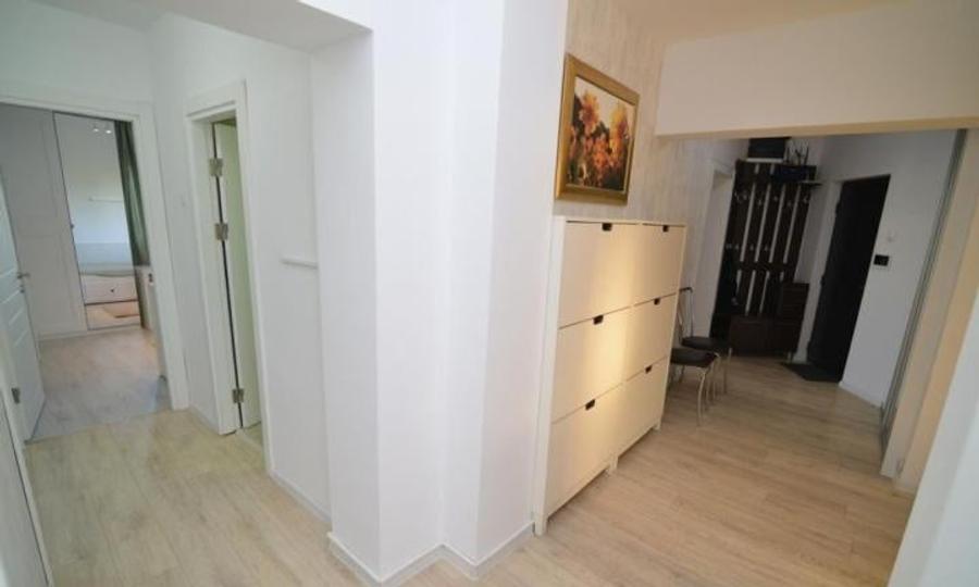 Apartament cu 4 camere decomandat, mobilat în Decebal