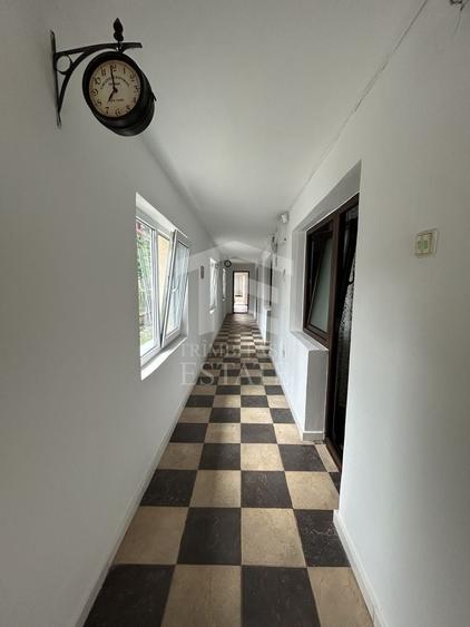 Casă individuală cu 5 camere cu Canalizare în Central