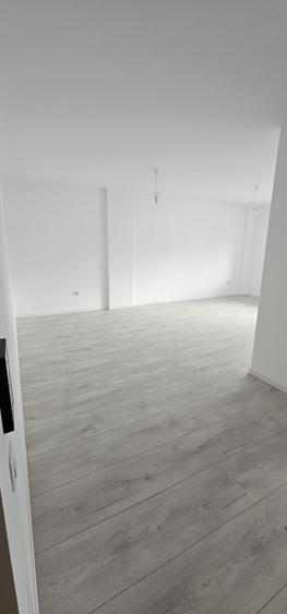 Apartament cu 2 camere decomandat în Tractorul