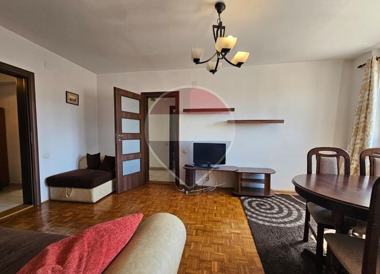 Apartament cu 3 camere semidecomandat, mobilat în P-ța Mihai Viteazul