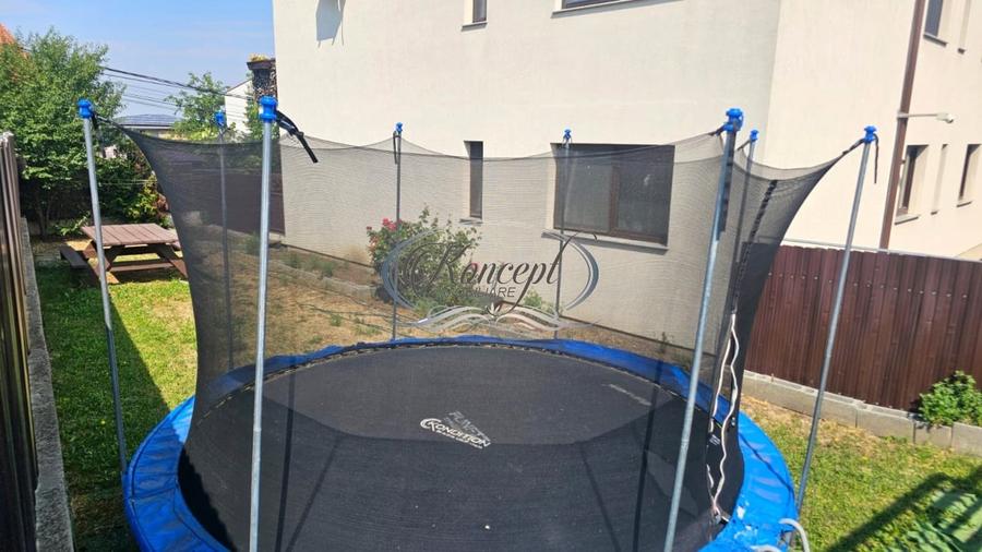 Apartament cu 3 camere semidecomandat, mobilat în Europa
