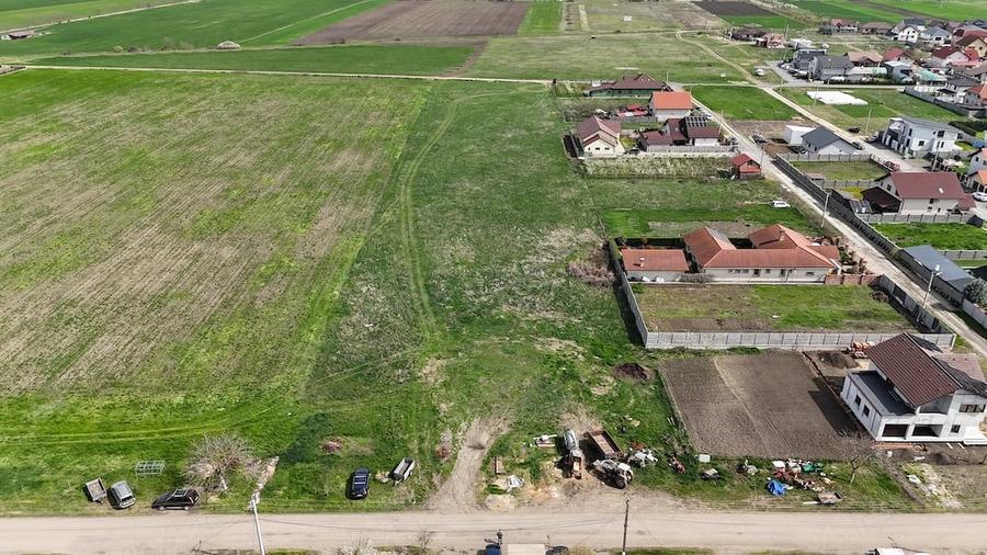 Teren de 12500 mp, în Livada