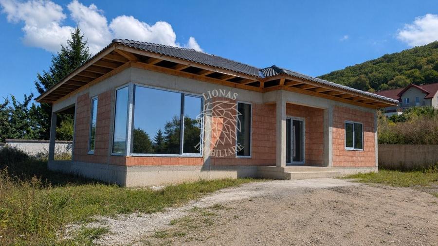 Casă individuală cu 4 camere cu Canalizare în Est
