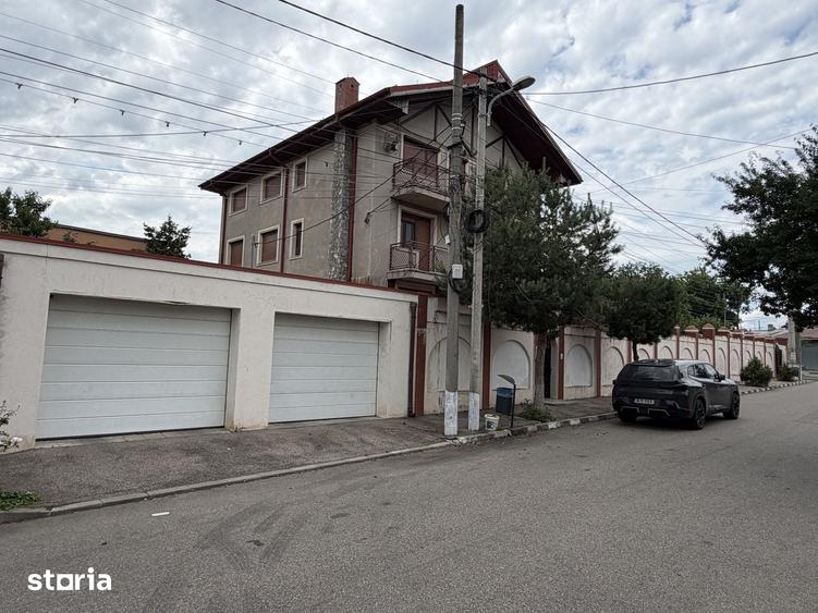 Casă cu 8 camere cu Teren 954 Mp în Andronache