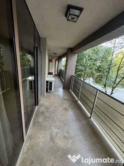 Apartament cu 3 camere semidecomandat, mobilat în Nord