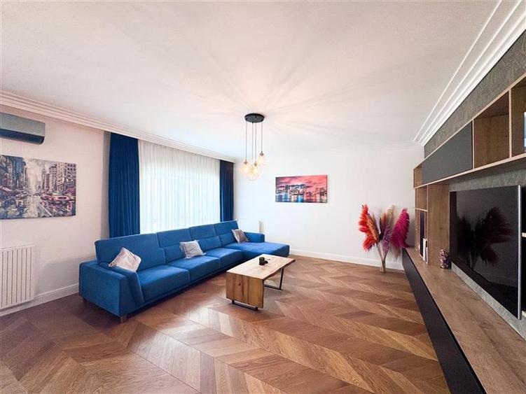 Apartament cu 4 camere decomandat în Tei