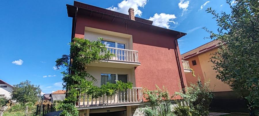 Casă individuală cu 5 camere cu Piscina în Curtea de Argeș