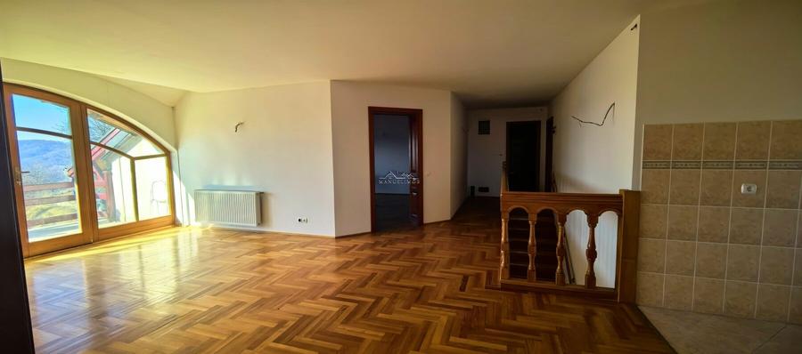 Casă individuală cu 8 camere cu Canalizare în Vest