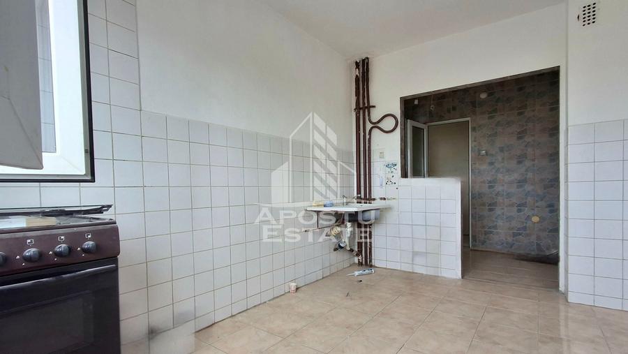 Apartament cu 4 camere semidecomandat în Micălaca