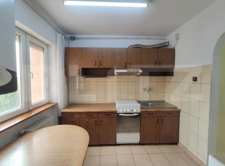 Apartament cu 3 camere semidecomandat, mobilat în 14 Mai
