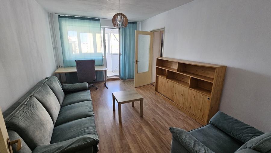 Apartament cu 3 camere semidecomandat în Tineretului