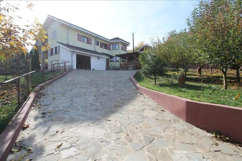 Casă individuală cu 6 camere cu Canalizare în Est