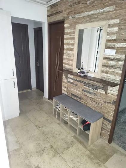 Apartament cu 3 camere decomandat, mobilat în Între Lacuri