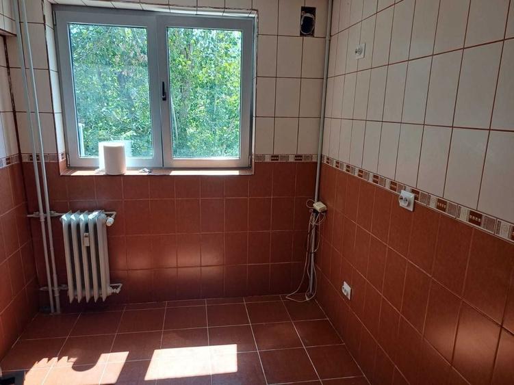 Apartament cu 3 camere semidecomandat în Titan