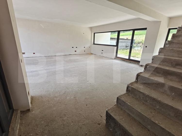 Casă individuală cu 5 camere cu Canalizare în Chinteni