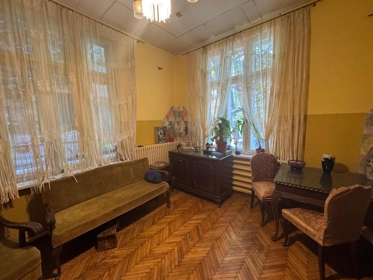 Casă individuală cu 6 camere cu Canalizare în Cotroceni