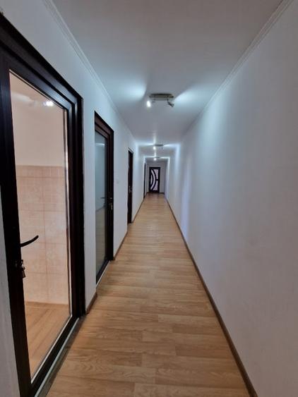 Casă individuală cu 8 camere cu Canalizare în Fratelia