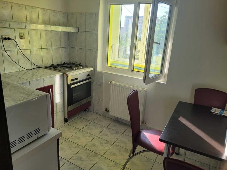 Apartament cu 3 camere decomandat în Aradului