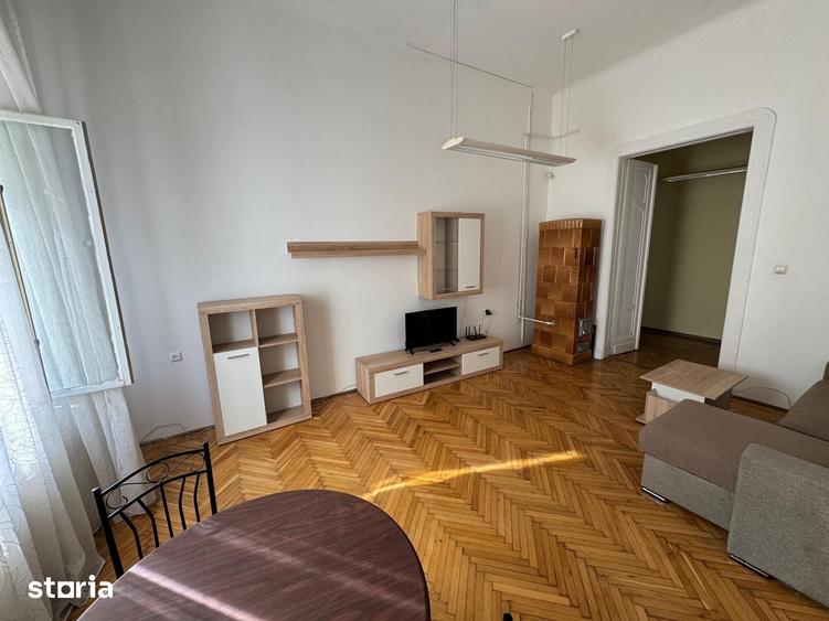 Apartament cu 3 camere semidecomandat în P-ța Unirii