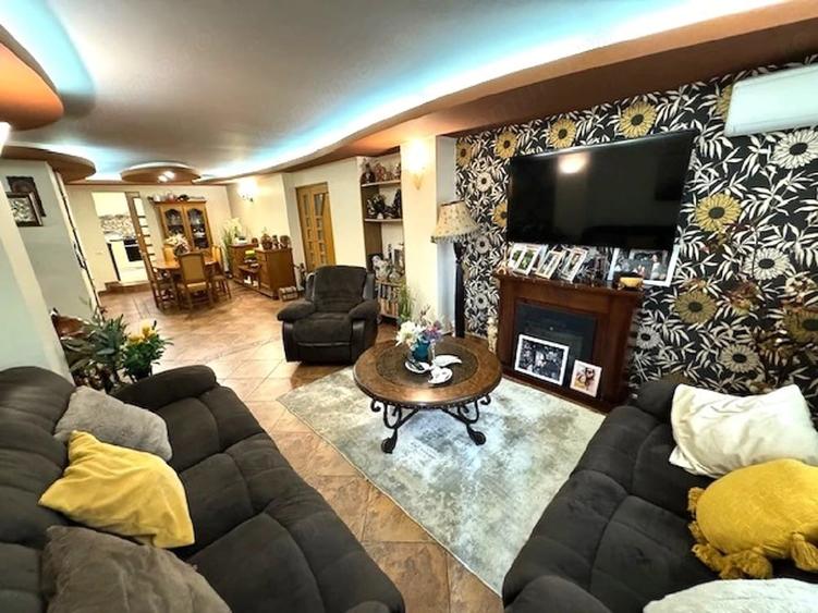Apartament cu 4 camere decomandat în Central