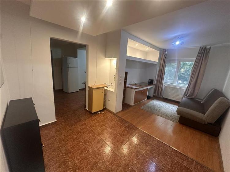 Apartament cu 4 camere decomandat, mobilat în Lipovei