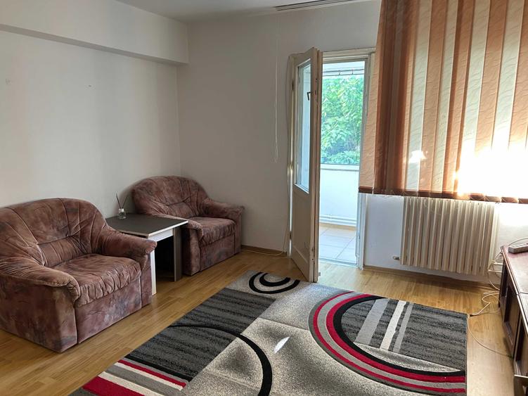 Apartament cu 3 camere semidecomandat în Boldești