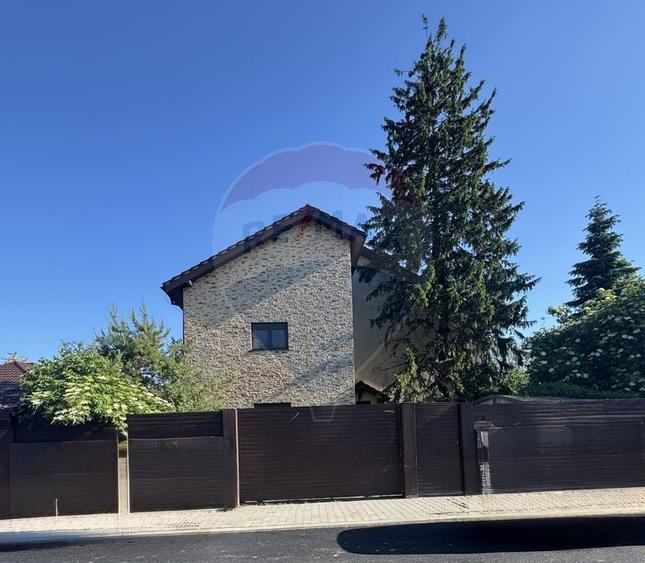 Casă individuală cu 6 camere cu Teren 260 Mp în Tunari