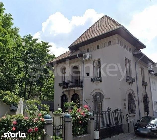 Casă cu 8 camere cu Teren 197 Mp în Dorobanți
