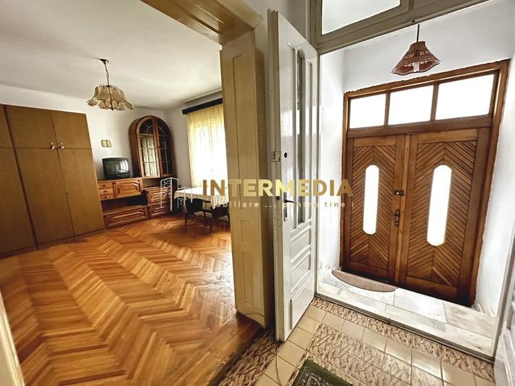 Casă individuală cu 4 camere cu Canalizare în Central