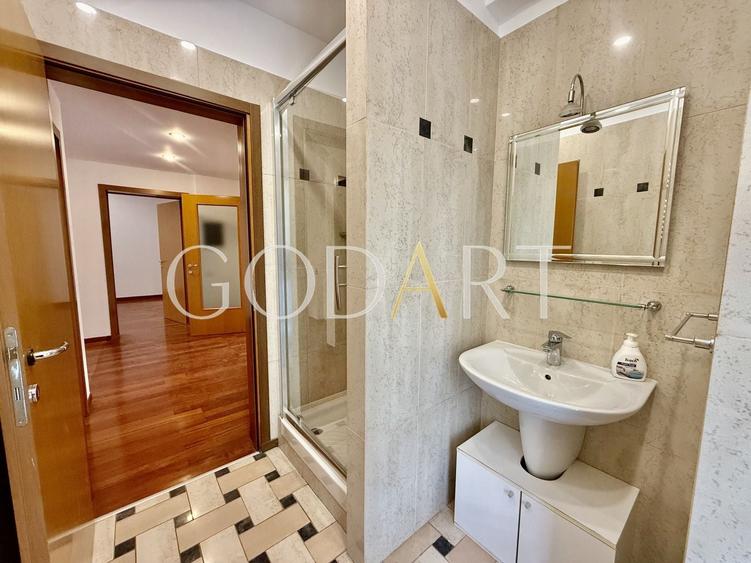Apartament cu 5 camere semidecomandat în Primăverii