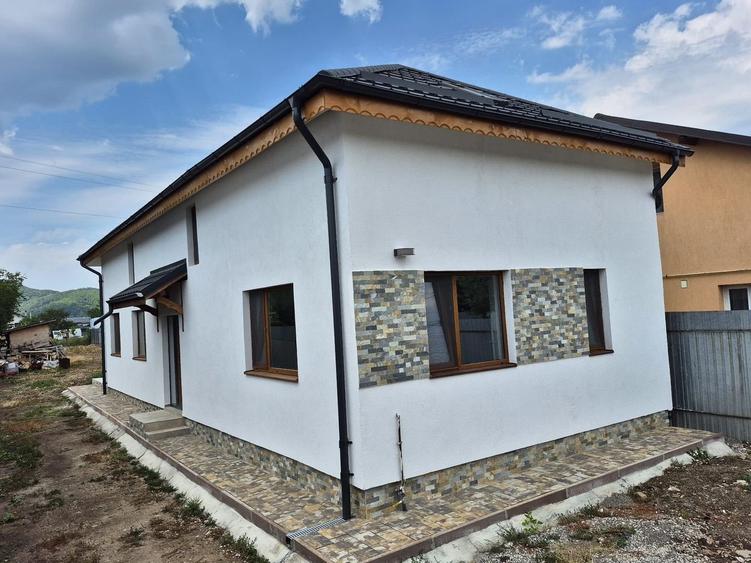 Casă individuală cu 4 camere cu Canalizare în Bănești