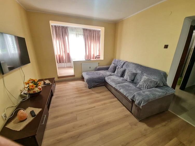 Apartament cu 3 camere semidecomandat în Calea București