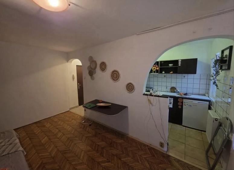 Garsonieră decomandată în Central