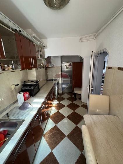 Apartament cu 3 camere decomandat, mobilat în Central