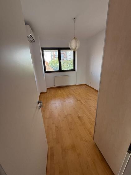 Apartament cu 4 camere, mobilat în Capitale