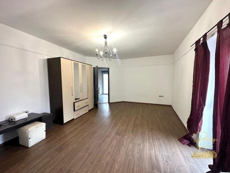 Casă individuală cu 8 camere cu Canalizare în Orașul Nou