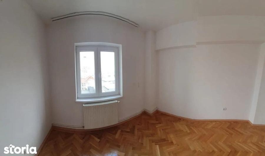 Apartament cu 4 camere decomandat în Central