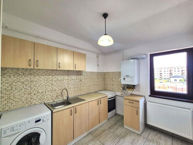 Apartament cu 3 camere decomandat în Tractorul