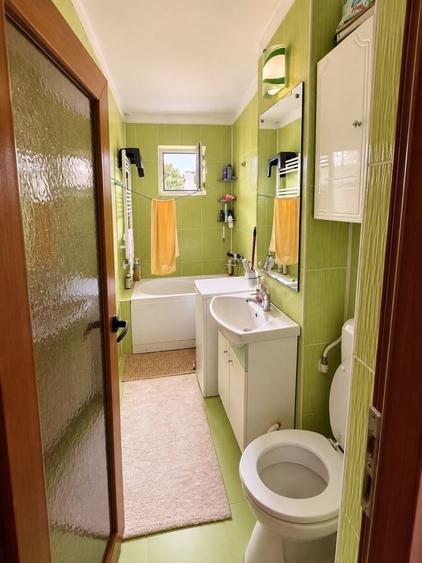 Apartament cu 3 camere semidecomandat în Km 4