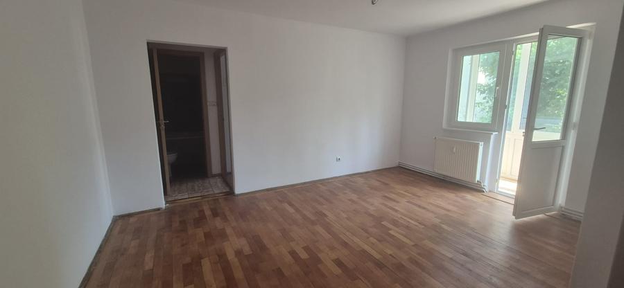 Apartament cu 2 camere semidecomandat în Centrul Civic
