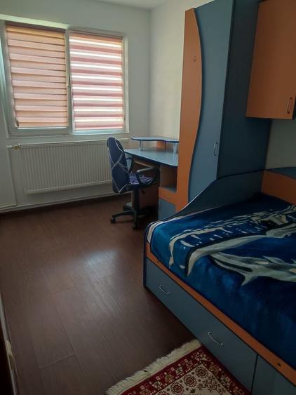 Apartament cu 3 camere semidecomandat în Sârbi
