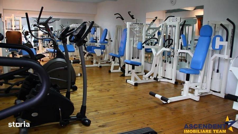 Spațiu comercial, de 2,000 mp, în Sânpetru