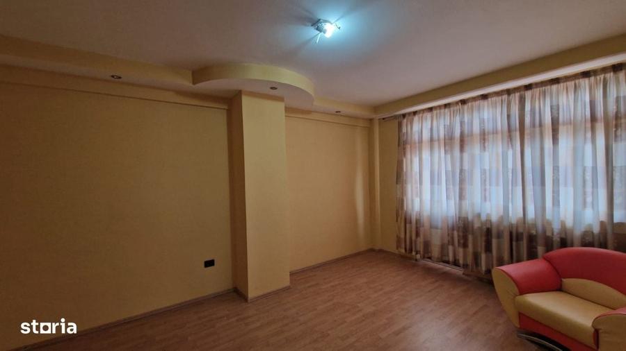 Spațiu comercial, de 800 mp, în Rovine