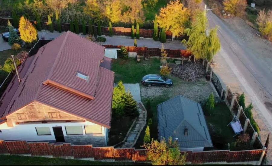 Casă cu 5 camere în Nucșoara de Jos