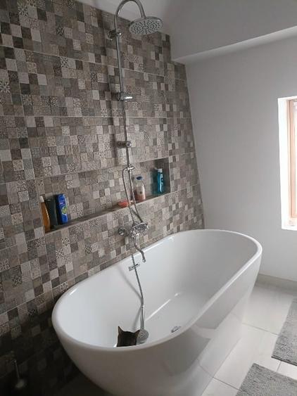 Casă individuală cu 4 camere cu Canalizare în Central