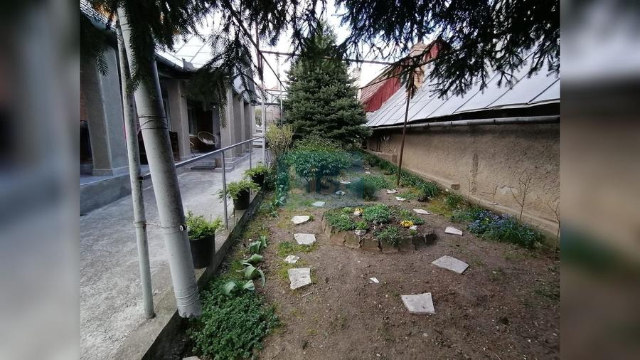 Casă cu 2 camere cu Teren 389 Mp în Central