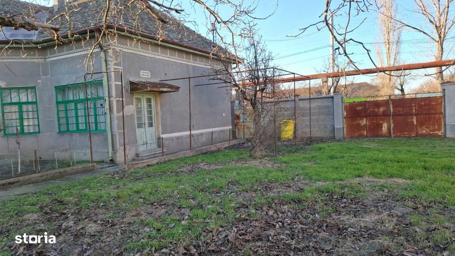 Casă cu 3 camere cu Teren 3600 Mp în Central