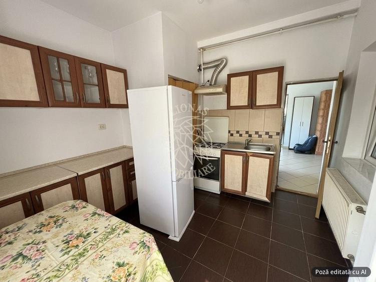 Casă individuală cu 7 camere cu Canalizare în Central